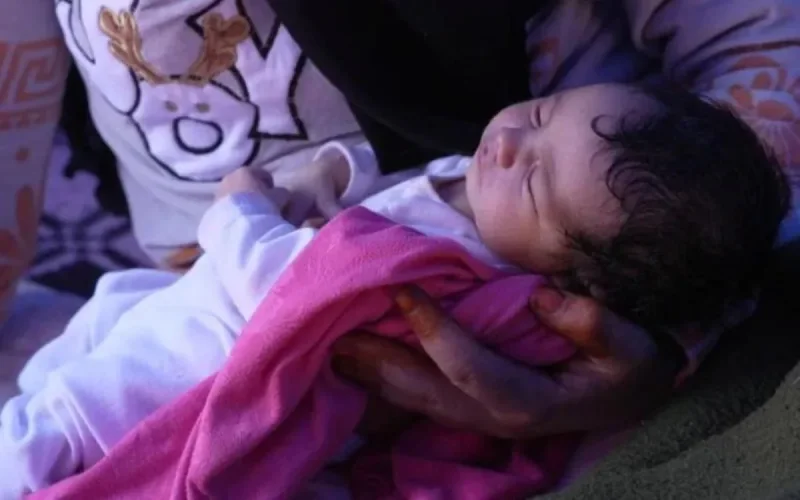 Maroc : un accouchement guidé par appel vidéo, une femmes et son bébé sauvés 