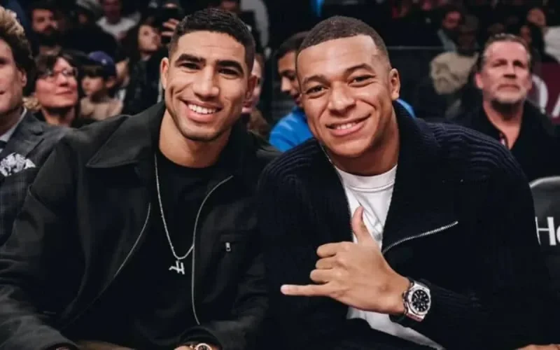 Achraf Hakimi et Kylian Mbappé accueillis en star par les Brooklyn Nets (vidéo)