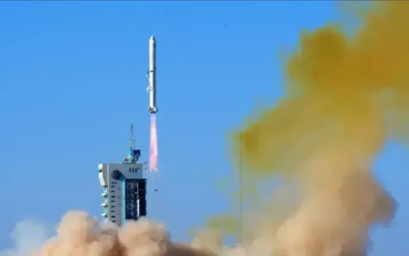 Défense : l'Algérie lance son deuxième satellite de surveillance en deux semaines