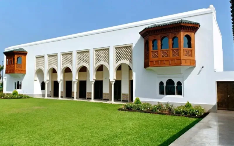 Le roi Mohammed VI tend la main, Alger .... repeint son ambassade à Rabat