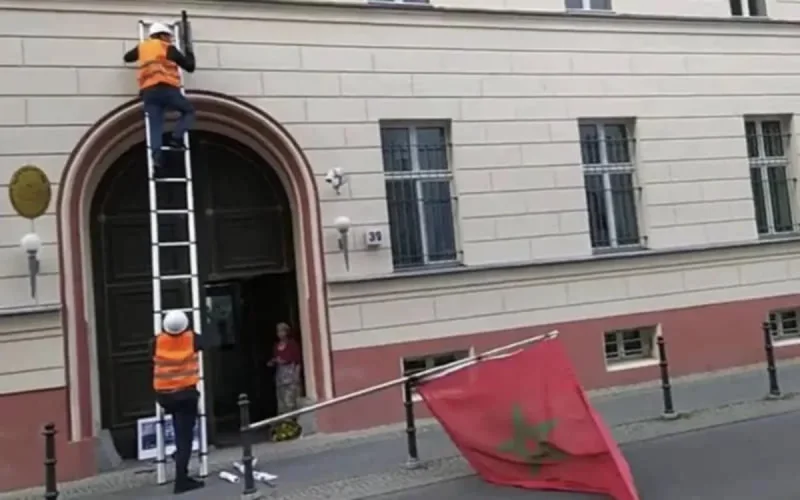 Deux séparatistes rifains arrachent le drapeau marocain à l'ambassade du Maroc à Berlin