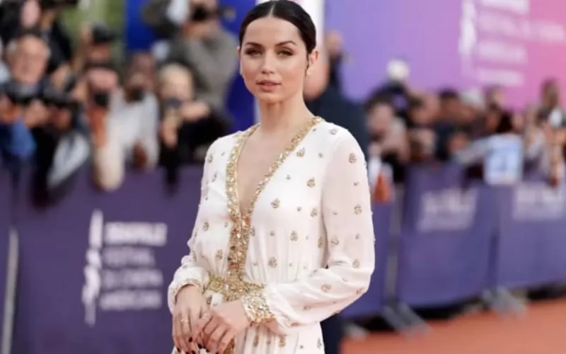 Ana De Armas éblouissante dans une robe inspirée du caftan marocain