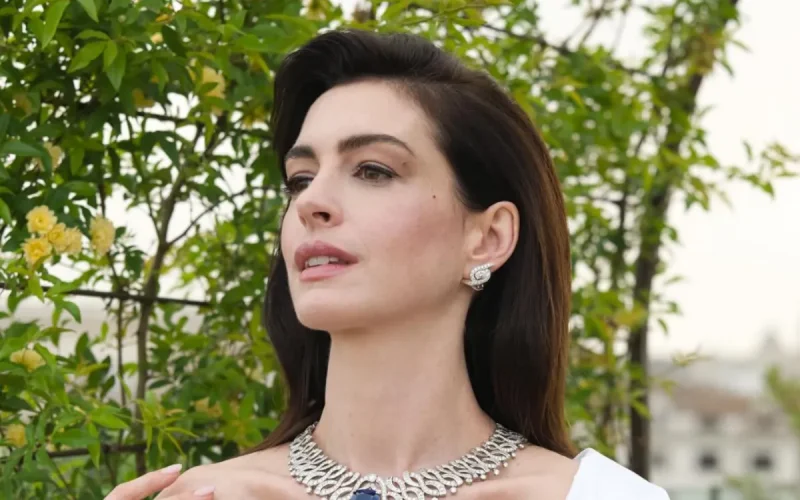 Anne Hathaway prononce « Inch'allah » en pleine interview et enflamme Internet