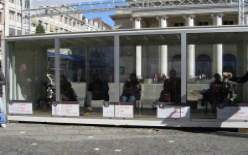 Belgique : Une cage en verre pour "choisir" les sans-papiers