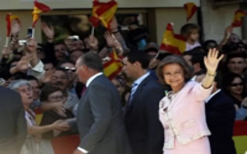 Juan Carlos acclamé à Sebta, conspué au-delà de la clôture