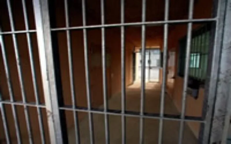 Un détenu fait entrer une femme dans sa cellule à Casablanca