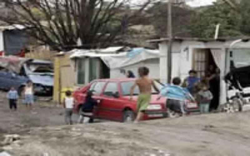 le roi en visite près des bidonvilles pour des projets d'habitat
