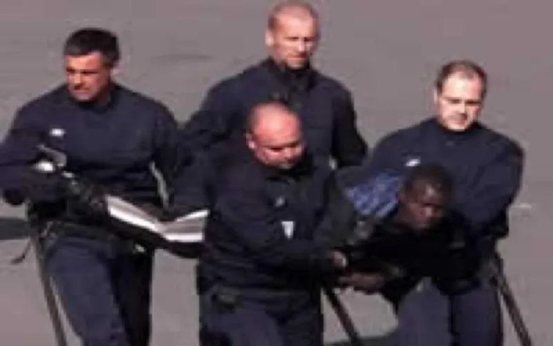 Un vol pour Casablanca retardé par des passagers opposés à l'expulsion de sans-papiers