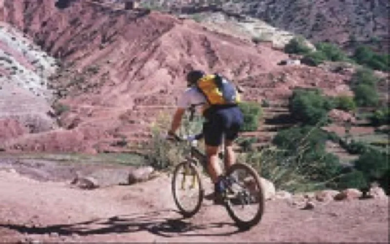 Des français remettent 54 VTT à des collégiens de Ouarzazate