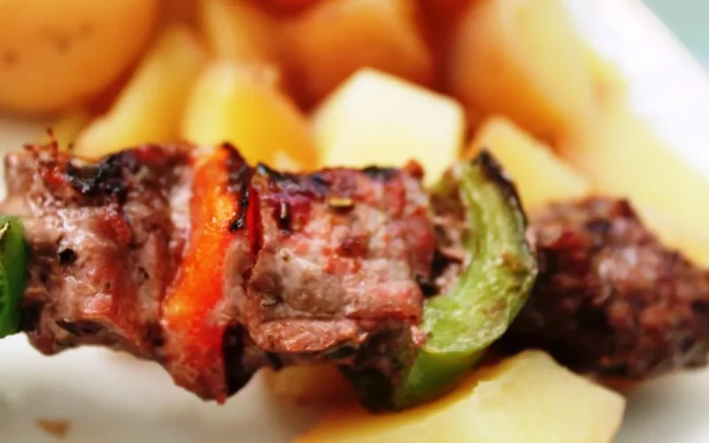 Brochettes de viande de mouton