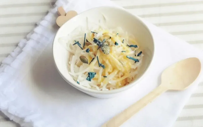 Navets râpés aux oranges et aux pignons