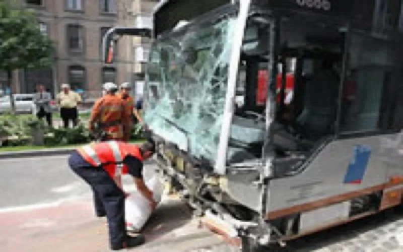 Une voiture revenant du Maroc traînée sur 70m par un bus à Bruxelles, un enfant mort