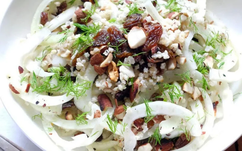 Salade de fenouil à la cannelle et aux noisettes 