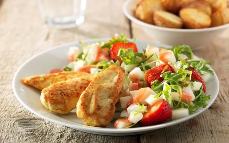 Salade au poulet et aux fruits 