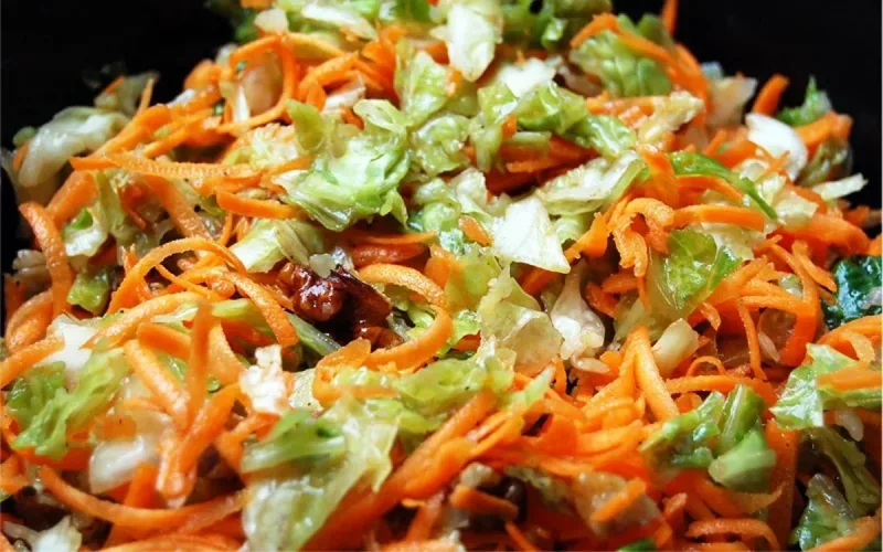 Salade de chou vert aux carottes et au raisins