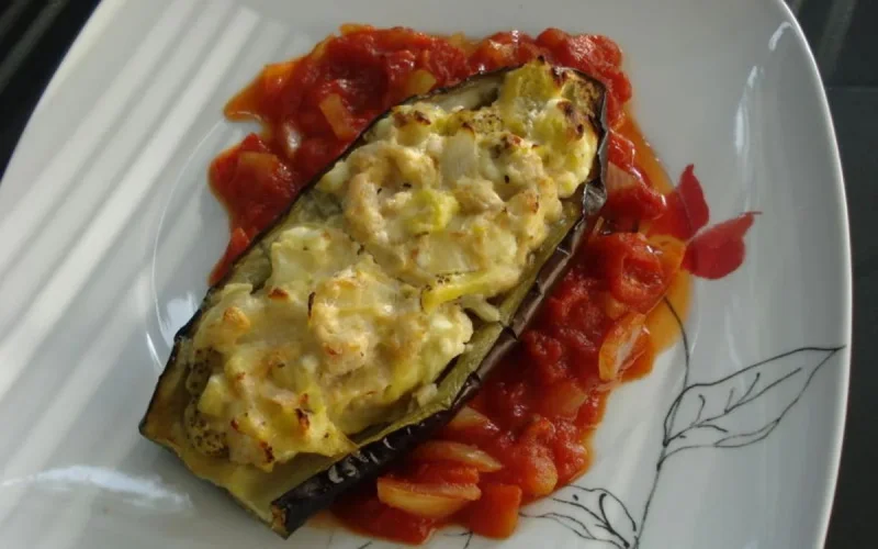 Aubergines farcies à la viande hachée et aux pignons 