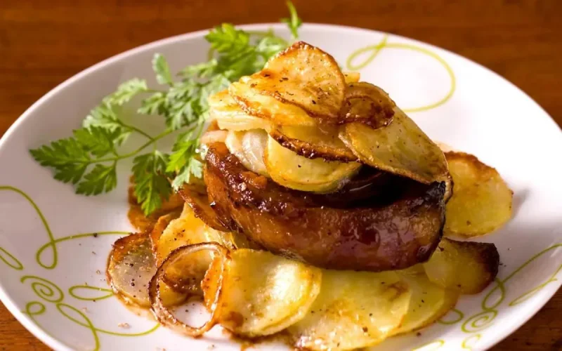 Côtelettes d'agneau aux pommes de terre et tomates au four