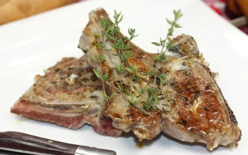 Côtelettes grillées aux anchois