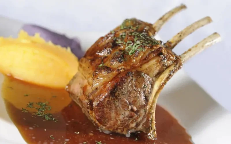 Côtelettes d'agneau au miel et à la menthe