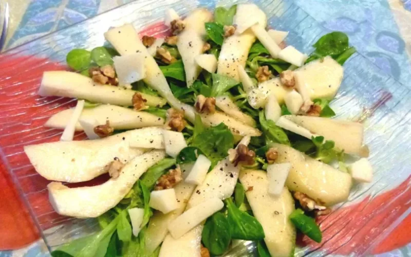 Salade aux poires et aux amandes 