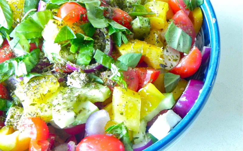 Salade méditerranéenne à la menthe 