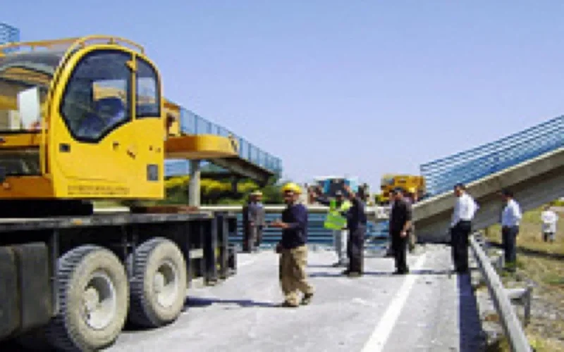Chute d'une passerelle piétonne sur l'autoroute Rabat-Tanger
