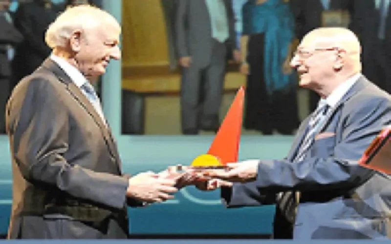 André Azoulay reçoit le prix Mediterraneo