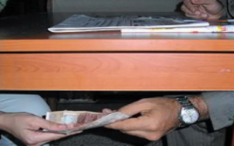 Six à vingt ans de prison ferme pour corruption