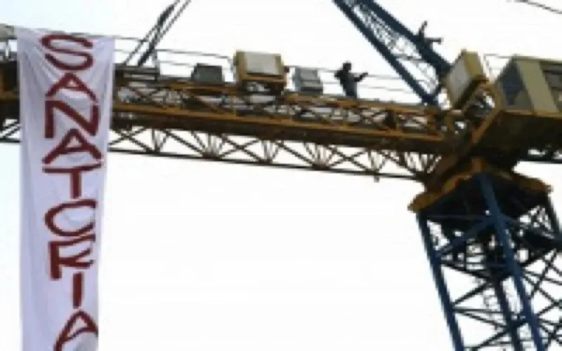 Italie : cinq immigrés en grève sur une grue