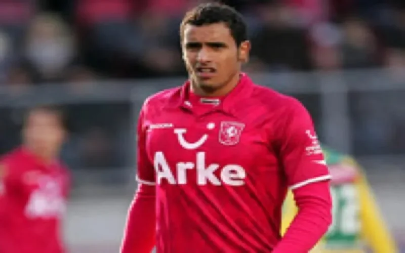 Nacer Chadli indécis