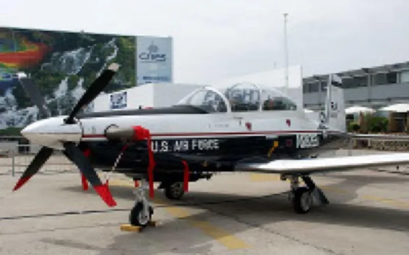 L'armée de l'air reçoit quatre avions T-6 Texan II