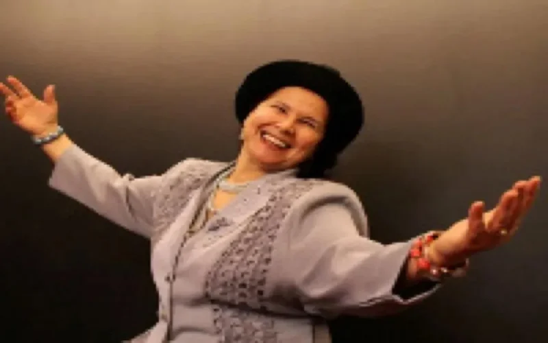 Tata Milouda, star du slam à 60 ans