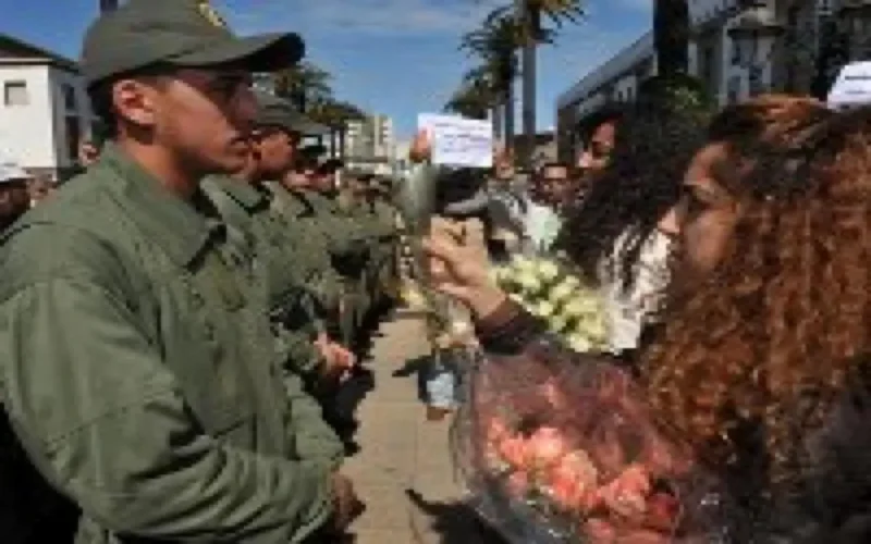 Le Mouvement du 20 février offre des fleurs aux forces de l'ordre à Rabat