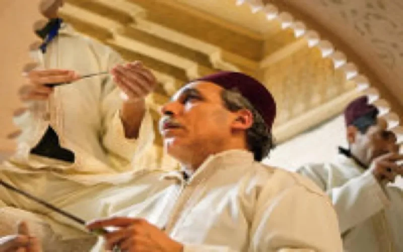 Des artisans marocains rénovent le pavillon islamique du musée de New York