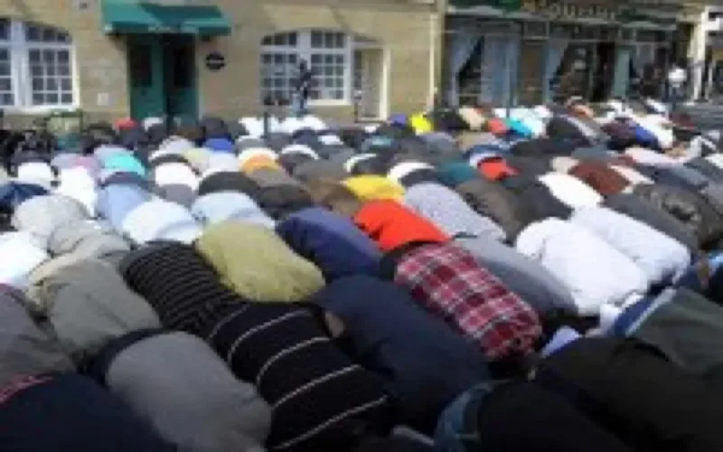 La France interdit les prières de rue