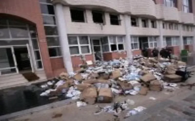 Le siège de Charlie Hebdo incendié, les Musulmans pointés du doigt