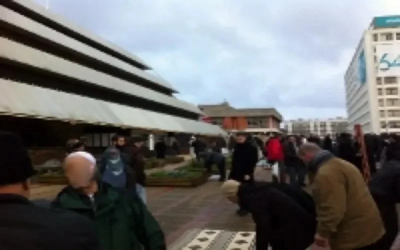 Prière devant l'hôtel de ville de Nanterre pour une "mosquée" 