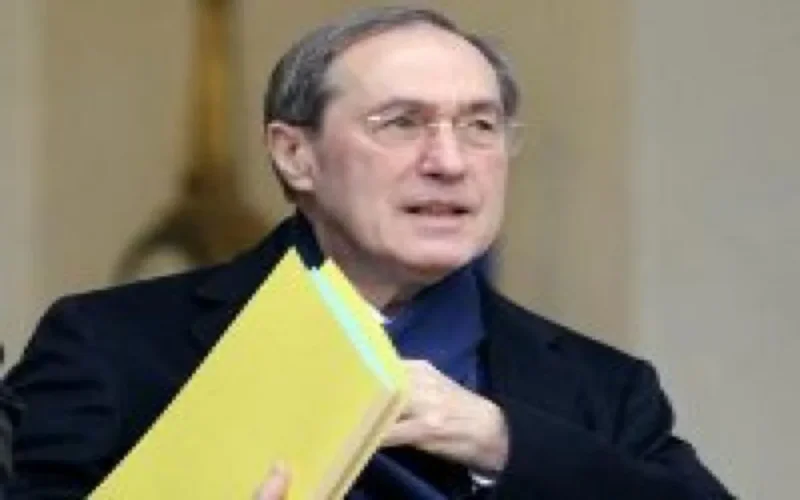 Claude Guéant va revoir sa circulaire sur les étudiants étrangers