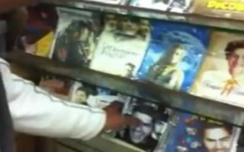 Au Maroc, Jamel Debbouze découvre ses cd piratés