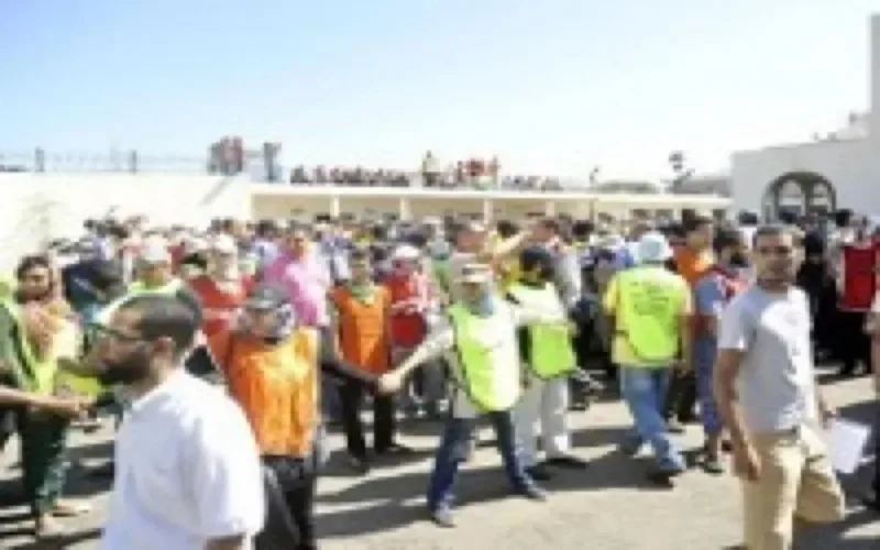 Des diplômés chômeurs menacent de demander "l'asile social"