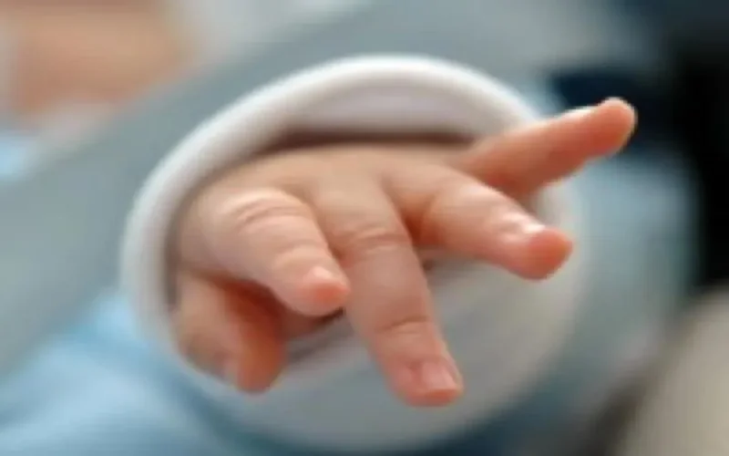 Une femme accouche près de la maison de Benkirane