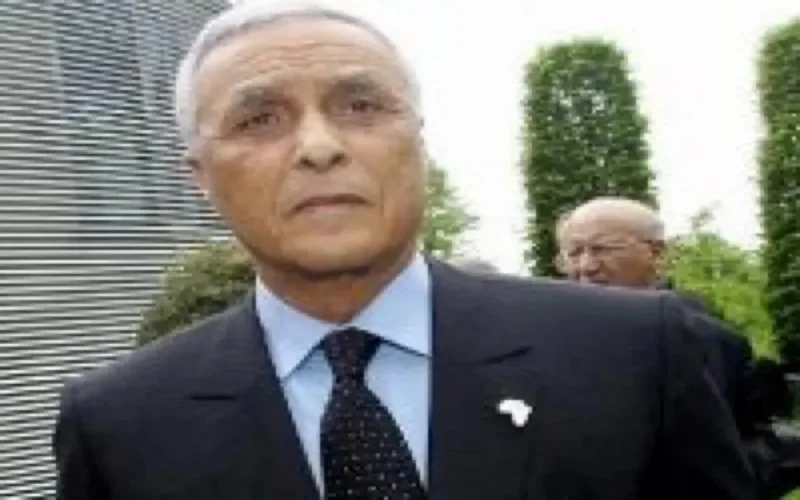 Hosni Benslimane mis à la retraite ?