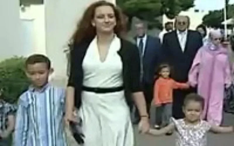 Lalla Salma et ses enfants vus sur la place Jamaâ El Fna