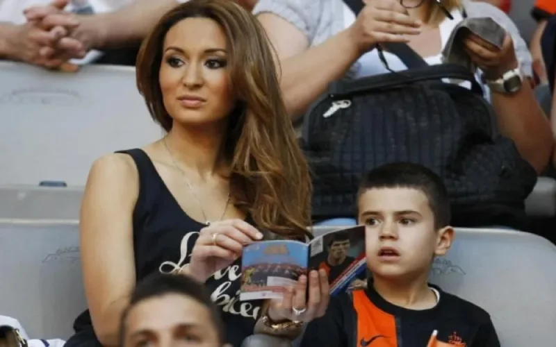 Bouchra Van Persie, plus belle femme de footballeur en Angleterre