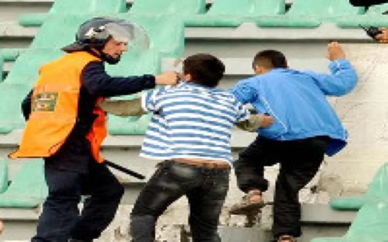 Match Raja de Casablanca-FAR de Rabat, près de 700 "hooligans" mineurs arrêtés