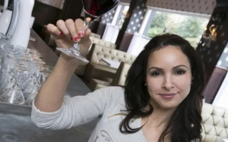 Pays-Bas : la Marocaine Elou Akhiat menacée de mort pour avoir ouvert un bar à vin
