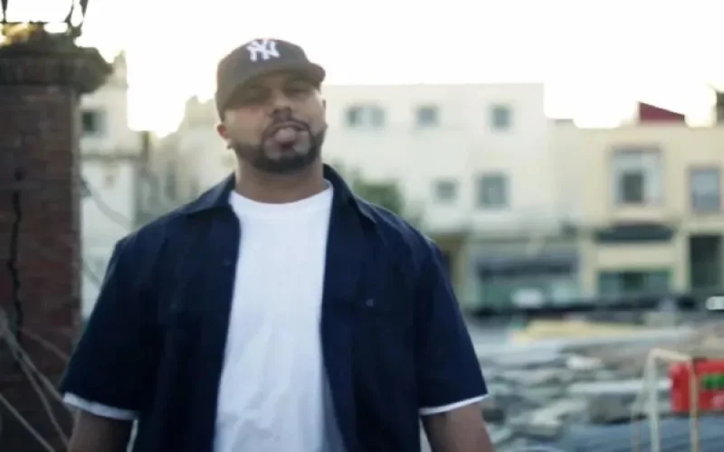 Le rappeur marocain Muslim chante en Espagne au profit des enfants syriens