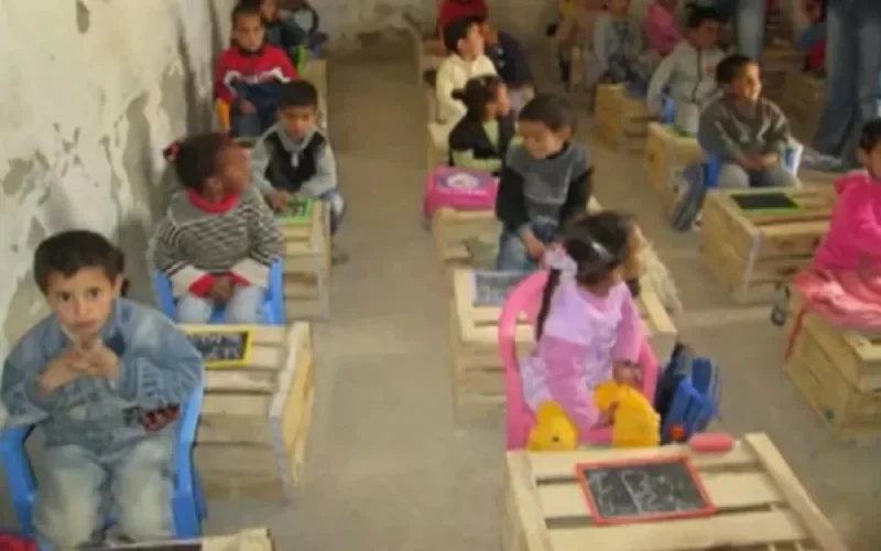 Des classes d'une école dans le sud marocain ont pour mobilier des caisses de légumes