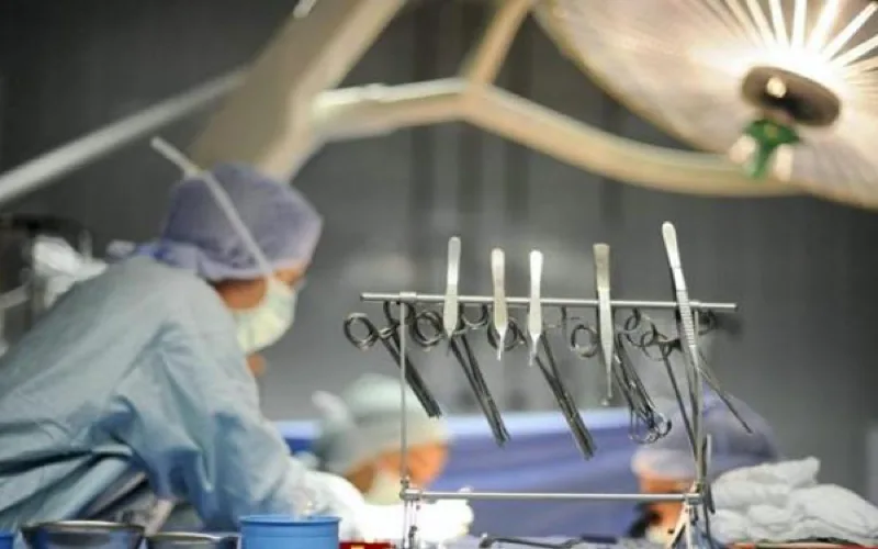 Espagne : un médecin oublie du pansement et du fil chirurgical dans l'intestin d'une Marocaine