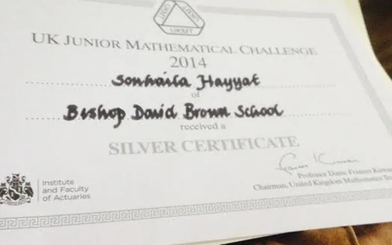 La Marocaine Souhaila Hayyat, petit génie des maths, primée en Angleterre